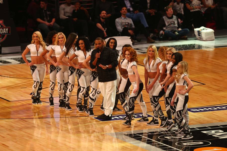 L&#39;attore Anthony Anderson circondato dalle Brooklynettes, il dance team dei Nets. Reuters